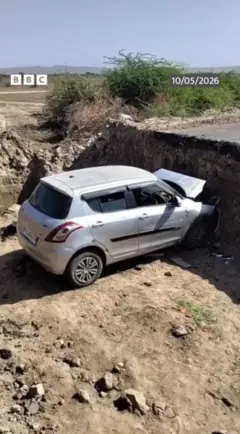 நெடுஞ்சாலை பள்ளத்தில் விழுந்த கார், பைக் - மூவர் பலி