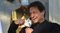 পাকিস্তানের প্রধানমন্ত্রী ইমরান খান। ইসরায়েলি স্পাইওয়্যার দিয়ে ভারত থেকে তার ফোন হ্যাক করার চেষ্টা হয়েছে বলে এক অনুসন্ধান বলছে