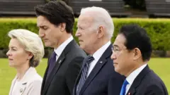 Uvuye ibumoso ujya iburyo: Perezida w’akanama k’Uburayi Ursula von der Leyen, Minisitiri w’intebe wa Canada Justin Trudeau, Perezida w’Amerika Joe Biden na Minisitiri w’intebe w’Ubuyapani Fumio Kishida, bagenda mu muhango wo gushyira indabo ku rwibutso mu nama y’i Hiroshima
