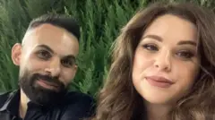 Ashraf (l) alimshawishi dada yake Julia ajiunge naye katika nyumba ya familia, ambayo aliamini ilikuwa salama .