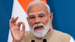 प्रधानमंत्री नरेंद्र मोदी इटली में एक बैठक को संबोधित करते हुए 