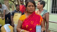 ரயில் விபத்தில் சிக்கியவர்களைத் தேடும் மக்கள்