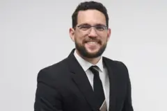 Rafael Leite, homem branco usa óculos e usa terno e gravata
