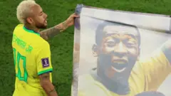 Neymar com cartazquem é o dono da bet7kapoio a Pelé durante a última Copa do Mundo no Catar