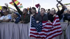 Americanos comemoram eleição de Prevost na Praça de São Pedro
