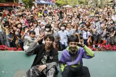 ศิลปินวง เปเปอร์ เพลนส์ ขวัญใจวัยรุ่นฟันน้ำนม ร่วมถ่ายภาพกับแฟนคลับรุ้นเล็กรุ่นจิ๋ว ระหว่างร่วมงานวันเด็กแห่งชาติ 14 ม.ค.