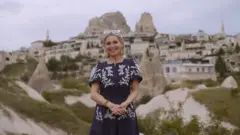 Женщина на фоне пещер Каппадокии.