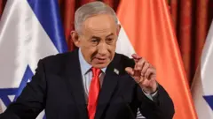 बिन्यामिन नेतन्याहू के एक वीडियो संदेश के बाद सोशल मीडिया पर उनके मारे जाने की अफ़वाह शुरू हुई. एक्स पर पोस्ट किए गए 13 मार्च के इस वीडियो में नेतन्याहू के हाथ में छह उंगली होने का दावा किया गया था