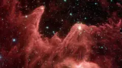 Imagem de falsa cor telescópio espacial Spitzer da Nasa mostra as 'montanhas' onde as estrelas nascem, chamadas de 'Montanhas da Criação'