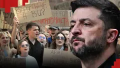 Другий день поспіль в українських містах люди виступають проти звільнення Михайла Федорова з посади міністра оборони. 
