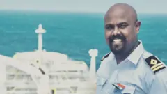 கப்பல் நடுக்கடலில் சிக்கிக் கொண்டால் மாலுமிகள் தப்பிப் பிழைக்க என்ன செய்வார்கள்?