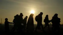 مهاجرون يسيرون باتجاه معبر بازاركولي الحدودي التركي مع كاستانيي اليونان، بالقرب من أدرنة، تركيا في 1 مارس 2020