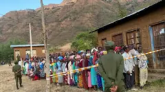 በሕዝበ ውሳኔው ድምጽ ለመስጠት የተሰለፉ ነዋሪዎች