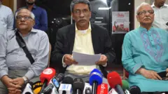 সম্প্রতি এক প্রেস ব্রিফিংয়ে কথা বলতে দেখা যাচ্ছে ঐকমত্য কমিশনের সহসভাপতি আলী রীয়াজকে, তার দুই পাশে বসা কমিশনের অন্য দুই সদস্য  
