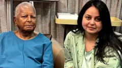 रोहिणी आचार्य और लालू प्रसाद यादव सिंगापुर के एक अस्पताल में