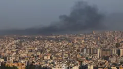 تصاعد الدخان فوق الضاحية الجنوبية لبيروت بعد غارة إسرائيلية، وسط أعمال عدائية مستمرة بين حزب الله والقوات الإسرائيلية، 16 أكتوبر 2024
