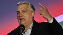 Премьер-министр Венгрии Виктор Орбан выступает перед своими сторонниками в городе Сентендре 20 марта 2026 года в рамках своего предвыборного турне по стране.