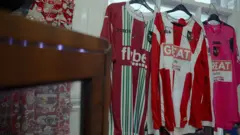 Versão de terceira camisa do Exeter lançada em 2015 homenageou o Fluminense