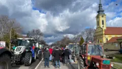 protest poljoprivrednika, traktori na ulici a oko njih okupljeni ljudi