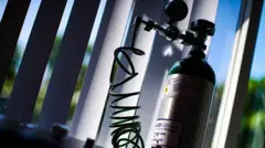 Cilindro de ozonoterapia perto de janela