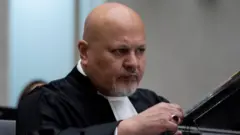 وکلای کریم خان اعلام کردند او قصد استعفا ندارد و همچنان دادستان دادگاه کیفری بین‌المللی است