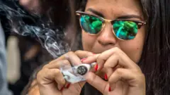 esrar içen kadın