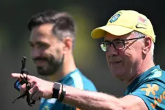 Carlo Ancelotti rindo e apontando o dedo durante um treino