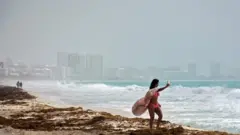Una bañista en Cancún se toma una foto