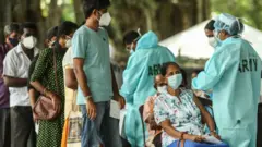 වසංගතය මැඩලීමේ එකම ක්‍රමය එන්නත්කරණය බව ආණ්ඩුව පවසන නමුත් වෛද්‍ය විශේෂඥයන් පවසන්නේ වසංගතය පැතිරීම වැළැක්වීමට එය පමණක් ප්‍රමාණවත් නැති බවය