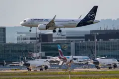 Uma aeronave da Lufthansa pousa no Aeroporto de Frankfurt em 15 de abril de 2026