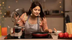 મહિલા રસોઈ કરી રહ્યા છે