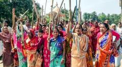 সন্দেশখালির নারীরা বলছেন দেওয়ালে পিঠ ঠেকে গিয়েছিল, তাই প্রতিবাদে পথে নেমেছেন তারা