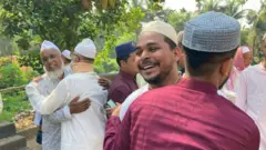 কোলাকুলি করে শুভেচ্ছা বিনিময়