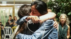 በደስታ የተቃቀፉ ሰዎች 