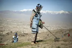 مردی در حال مین روبی
