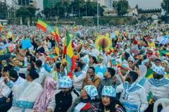 የሕዳሴ ግድብ መጠናቀቅን አስመልክቶ ድጋፋቸውን ለመግለጽ እሁድ ማለዳ በመስቀል አደባባይ የተገኙ ሰዎች በከፊል