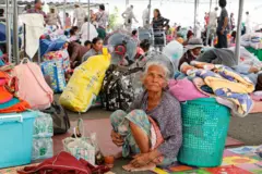 آوارگان درگیری‌های مرگبار تازه میان تایلند و کمبودیا در منطقه مرزی مورد منازعه، در یک پناهگاه موقت در ولایت بوری‌رام، تایلند، گرد هم آمده‌اند؛ ۸ دسامبر ۲۰۲۵. 