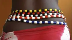 Aworan ẹni to wọ ilẹkẹ idi