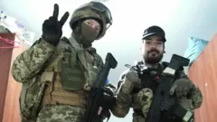 Ajay Spence y un soldado
