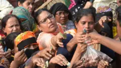 কম দামের দোকানে ক্রেতার ভীড়