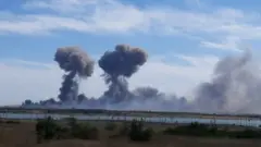 دخان متصاعد من جهة مهبط الطائرات العسكرية في مدينة نوفوفيدوريفكا.