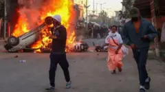 इंफाळमधील ताज्या हिंसाचारात लोकांनी मंत्री आणि आमदारांची घरं तसेच वाहनांना लक्ष्य केलं आहे.