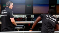 دو نفر به صفحه نمایش خطا روی مونیتورها نگاه می‌کنند