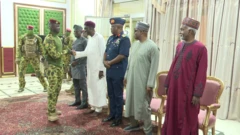 Le président Ibrahim Traoré saluant la délégation nigériane dépêchée par le président Bola Ahmed Tinubu.