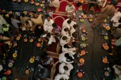 Des jeûneurs en attente du repas de rupture dans une mosquée