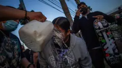 Manifestantes em Los Angeles.