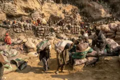 Abacukuzi bikoreye imifuka ku kirombe gicukurwamo umuringa (cuivre) na cobalt mu buryo bwa gakondo, hafi y’umujyi wa Kolwezi, mu ntara ya Lualaba, muri Repubulika ya Demokarasi ya Congo, ku itariki ya 20 Kamena (6) mu 2023.