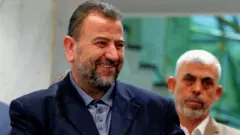 Saleh al-Arouri (trái), một trong những nhân vật cấp cao của Hamas 