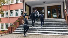 Okula giden öğrenciler 