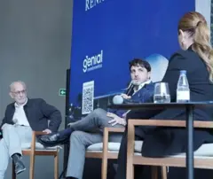 Renan Santos durante encontro com clientes da Genial Investimentos, com o economista José Márcio Camargo ao fundo, em 10 de junho de 2026